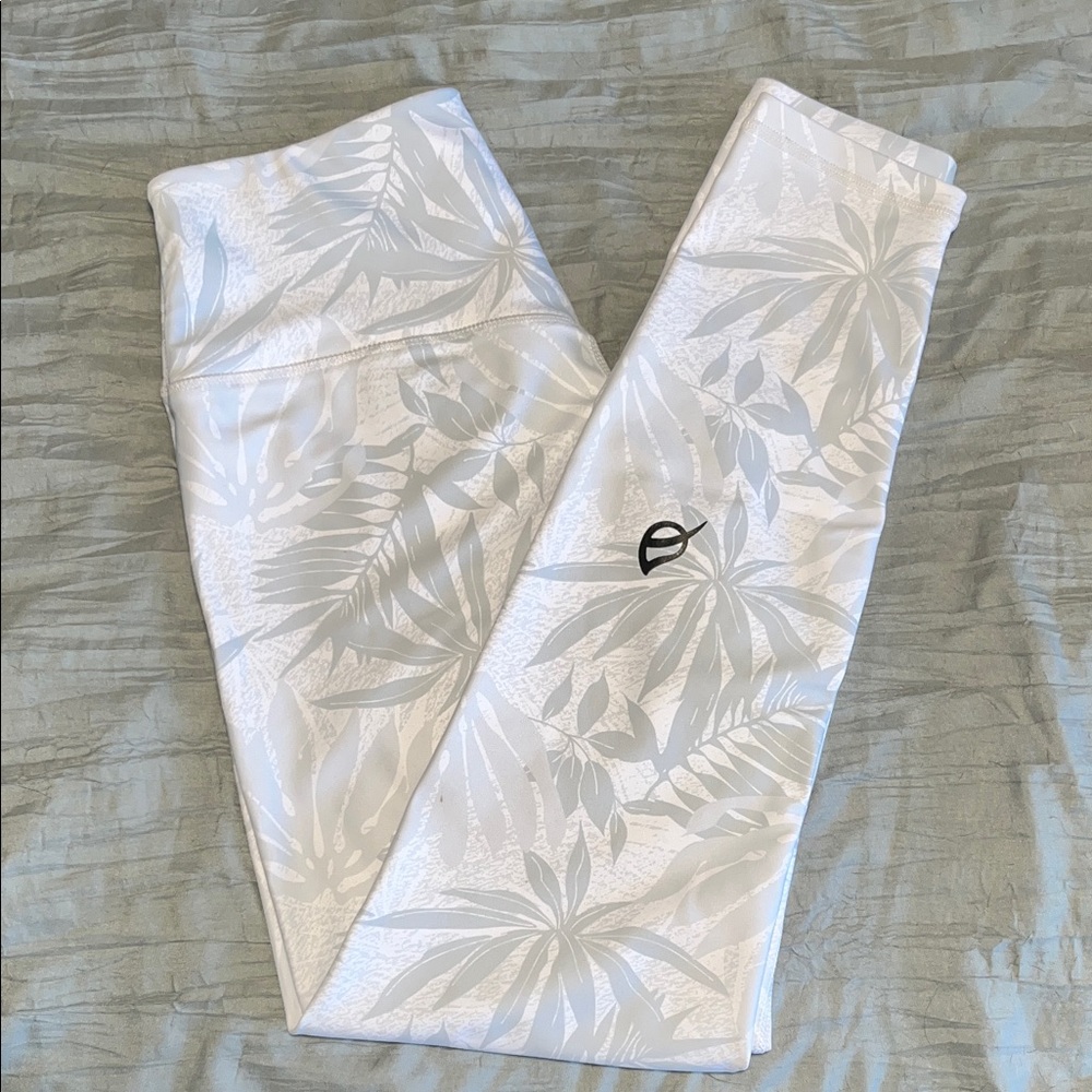 P'tula White Leaf Print Leggings
